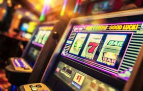 Pengguna Indonesia memainkan slot online l11050 di smartphone dengan tampilan layar penuh